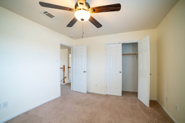 Building Photo - "Spacious 3-Bed, 3-Bath Gem on Bridgewood Drive"