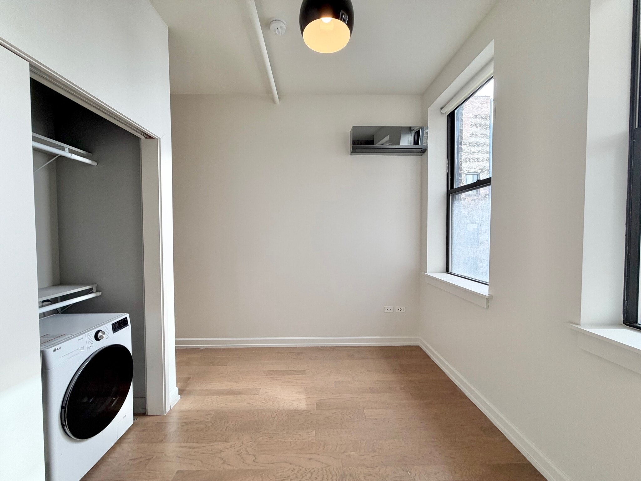 Building Photo - 102 W Chicago Ave