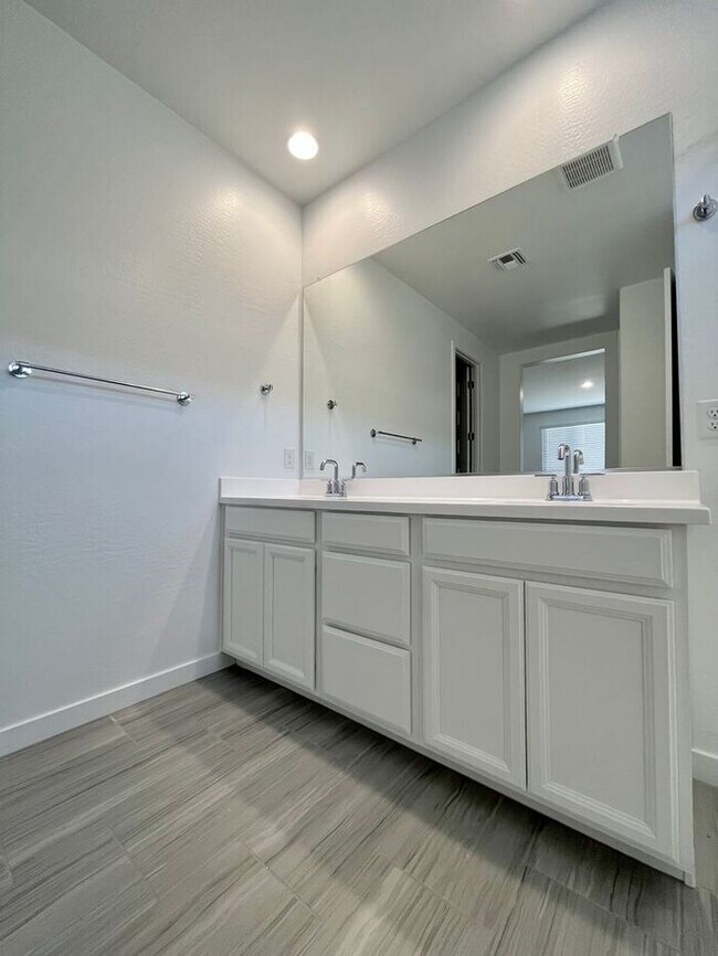 Building Photo - Available September 1st! Newly Built Smart...