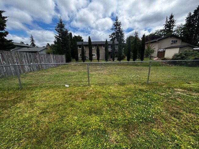 Building Photo - Charming 3-Bedroom Rambler with Spacious Yard & Convenient Location