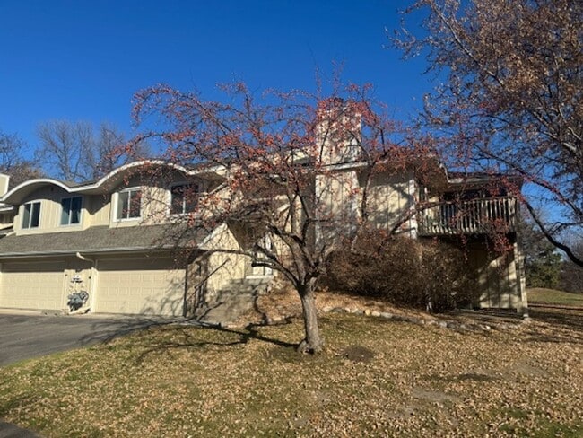 Building Photo - Beautifully Updated 3 Bed, 2 Bath, 2 Car Garage End Unit Townhome with Vaulted Ceilings