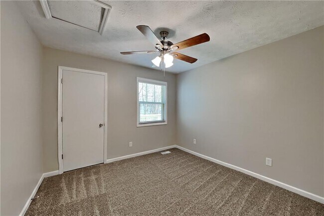 Building Photo - 4171 Woodcrest Dr