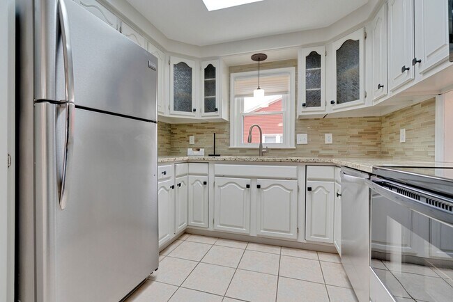 Building Photo - Charming Single Family Home offering  3-be...