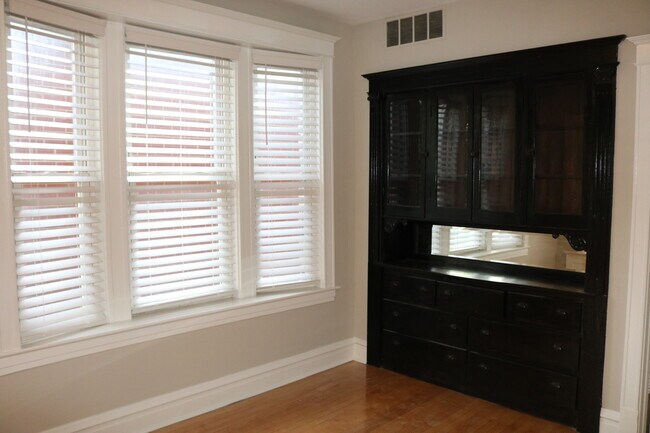 Hutch - 939 W 34th St