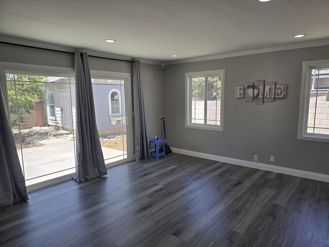Building Photo - Fully Remolded Single Family Home in Garde...