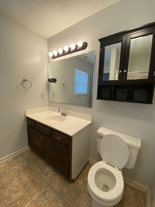 Building Photo - 200 S Creek Dr
