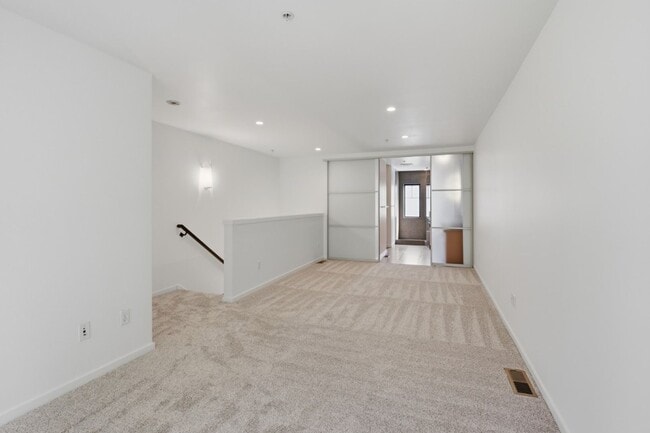 Building Photo - 2Bd/1.75Ba Bellevue Townhome