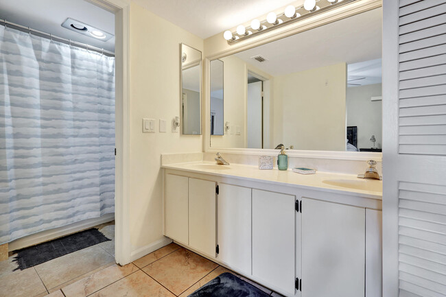Building Photo - 12621 Westhampton Cir