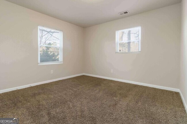 Building Photo - 2361 Swallow Cir SE