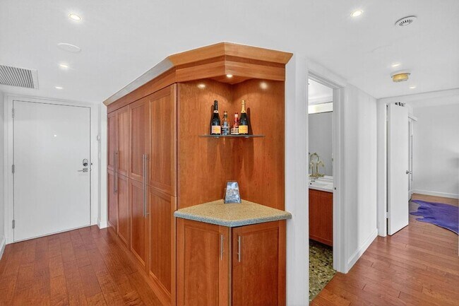 Building Photo - 2555 Collins Ave