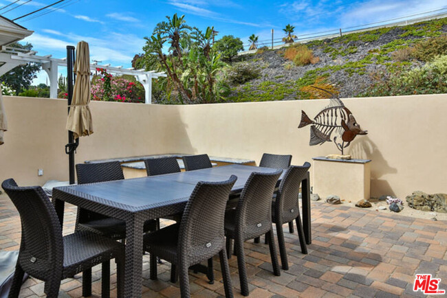 Building Photo - 27082 Malibu Cove Colony Dr