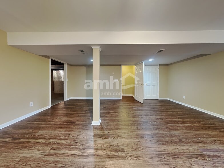 Building Photo - 7301 Blackstone Dr