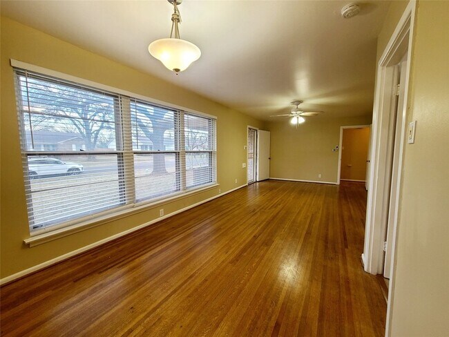 Building Photo - 1830 Viewcrest Dr