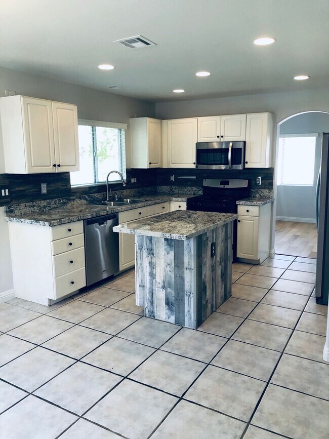 Building Photo - WONDERFUL 2 STORY HOME IN THE HEART OF GREEN VALLEY 3 BED 2.5 BATH BEAUTIFULLY LANDSCAPED!