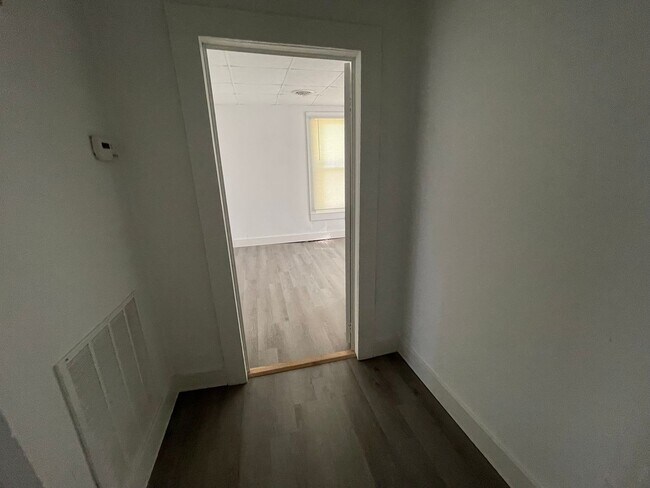 Building Photo - 3 Bed 2 Bath Home For Rent