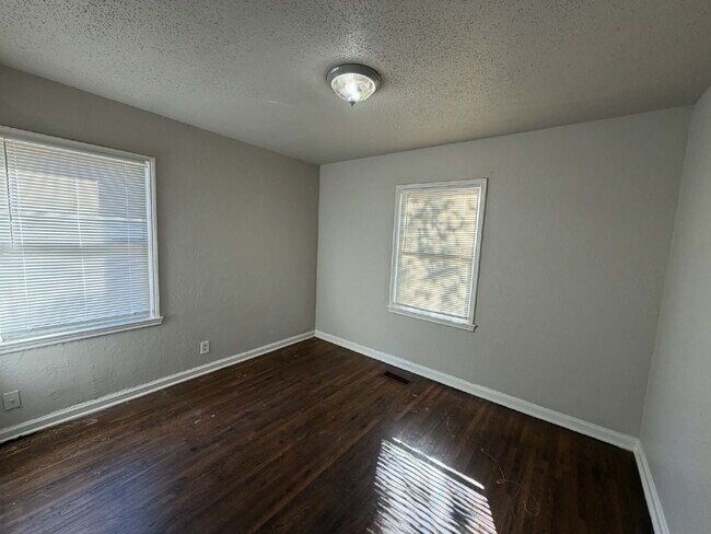 Building Photo - 1047 N New Haven Ave