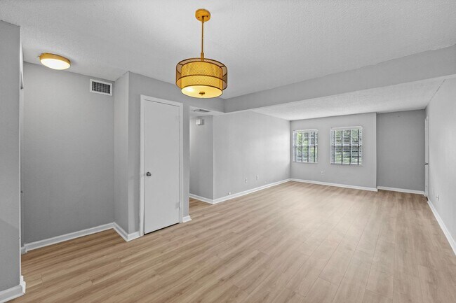 Building Photo - Orlando - 2 Bedroom, 1 Bathroom - $2195.00
