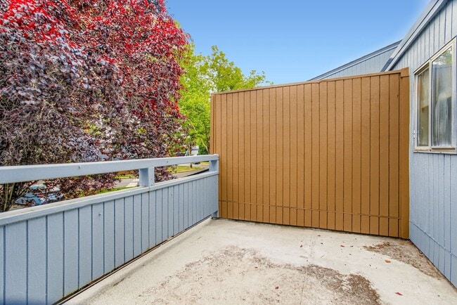 Building Photo - Beautifully Updated 2 Bedroom, 1.5 Bathroom Townhome-Style Condo in Tanasbrook, Near Tanasbourne!