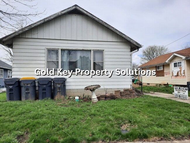 Building Photo - Large 2 BR 1 BA House with Family Room, Ba...