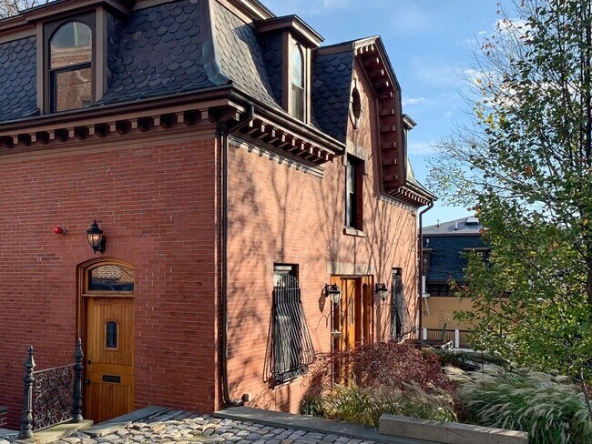 Building Photo - 789 E Broadway