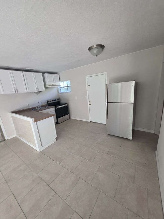 Building Photo - 5919 Oaklane Dr