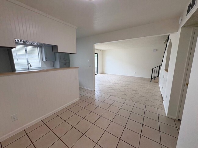 Building Photo - Newly Renovated Condo