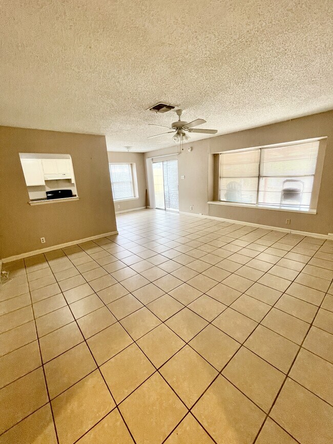 Building Photo - 1078 Honey Tree St