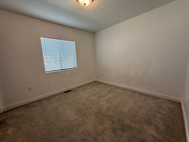 Building Photo - 881 W Sagewood Dr
