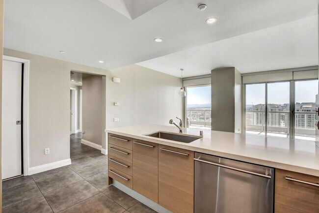 Building Photo - Turnberry Towers 4305W-Strip/City Views from this Stunning 3Bd/2.5Ba Residence