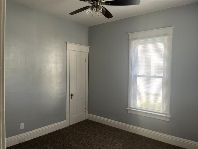 Building Photo - Adorable updated home in Moline!
