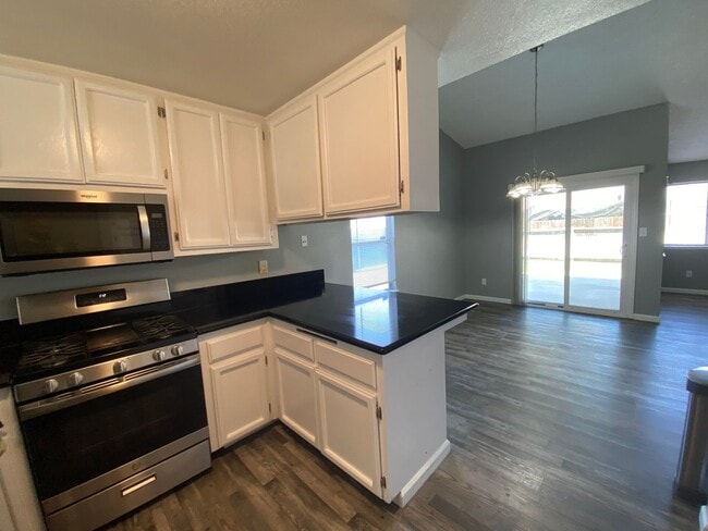 Building Photo - Newley Remodeled 3 BD 2 BA house on corner...