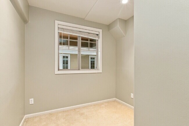 Building Photo - Gorgeous 3-Bed Capitol Hill Townhome with A/C, Garage & Partial Furnishings!- Available NOW FOR RENT