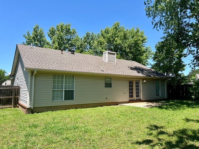 Building Photo - For rent 3 bedroom, 2 bath.