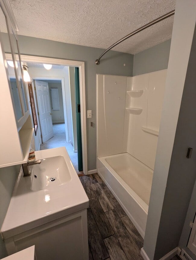 Building Photo - COMING SOON 2 Bedroom 1.5 Bathroom Single ...