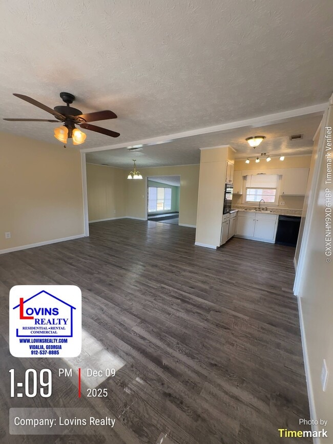 Building Photo - 2106 N Maple Dr