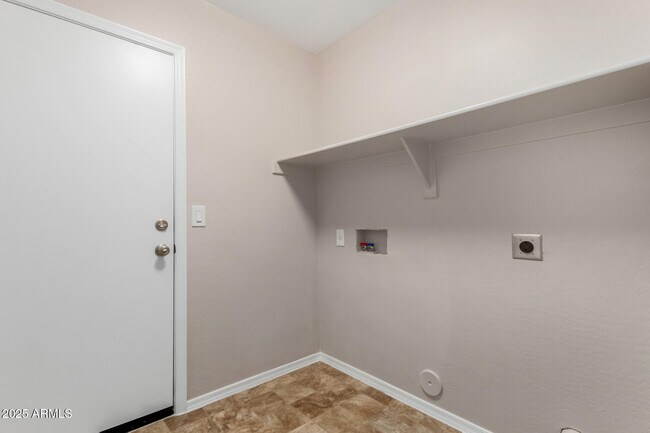 Building Photo - 6038 N Almanza Ln