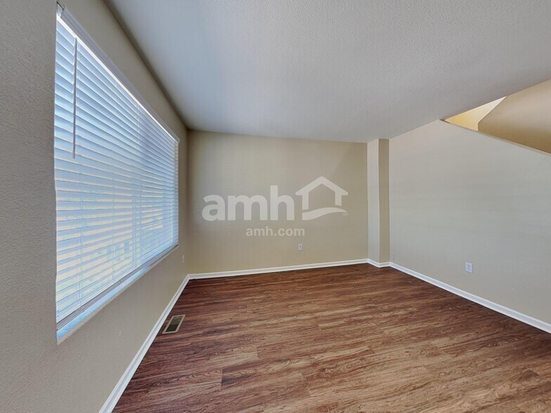 Building Photo - 1135 Legend Oak Dr