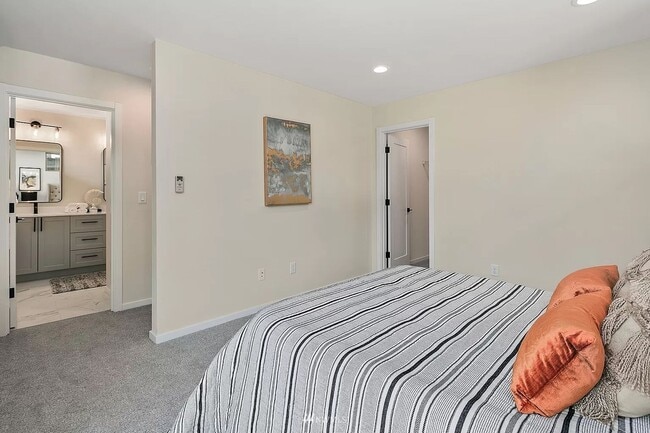 Building Photo - 3 year old Crown Hill townhome