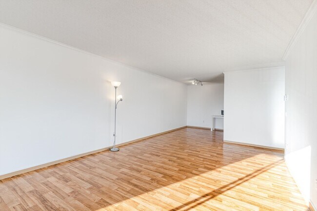 Building Photo - Cozy & sweet 1/1 condo in Lake Oswego with covered parking and storage included!