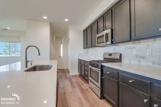 Building Photo - Stunning Corner Unit 4Bdm 3.5Ba Townhome w...