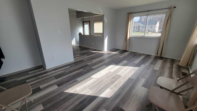 Building Photo - 655 Robinwood Dr