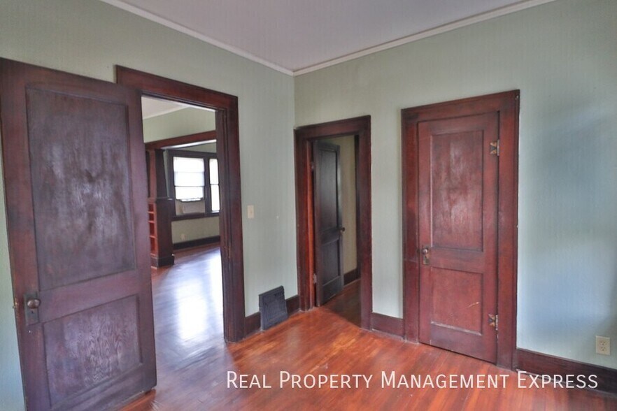 Building Photo - Beautiful 3 bedroom 2 bathroom home near d...
