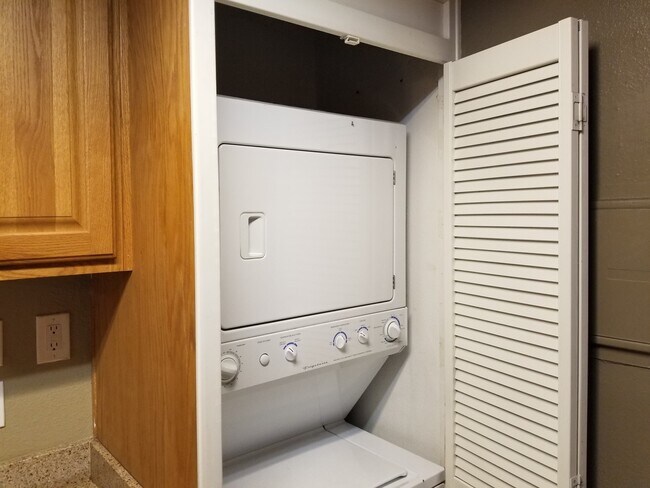 Building Photo - *FREE RENT THRU 6-30-26**HCVP considered*DOWNSTAIRS 1BD 1BA CONDO!