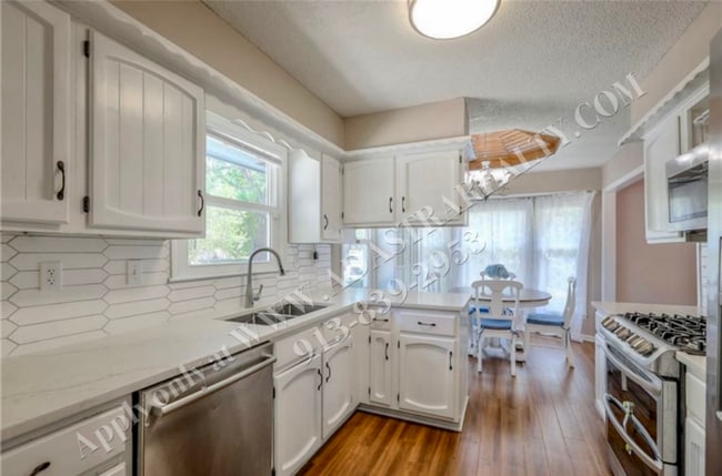 Building Photo - Beautiful 3 Bed 2.5 Bath Raised Ranch in L...