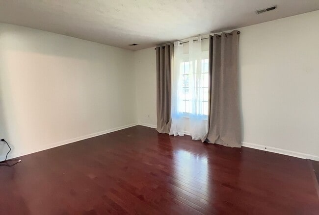 Building Photo - Spacious 4-Bedroom Cul-de-Sac Home with Fenced Yard!