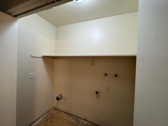 Building Photo - 3366 - Atreya