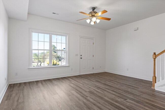 Building Photo - 3-bedroom 2-bathroom townhome now availabl...