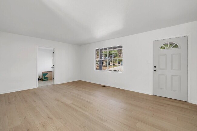 Building Photo - Freshly Remodeled 4 Bedroom 2 Bathroom Single Family Home.