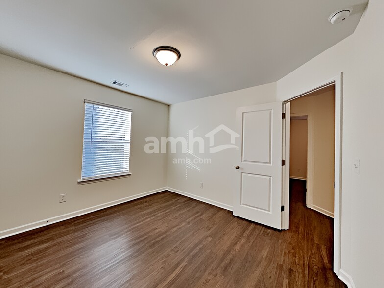 Building Photo - 172 Landsdown Xing