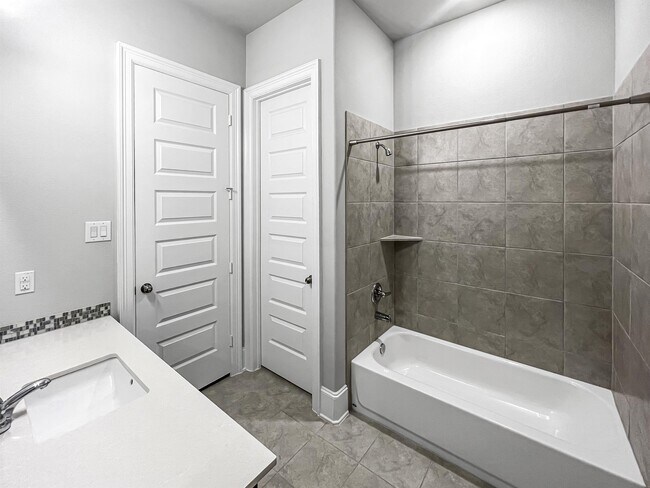 Building Photo - 16807 Hemlock Grove Dr